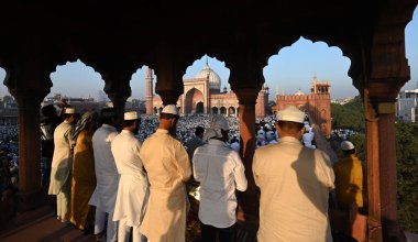 Müslümanlar, 31 Mart 2025 'te Yeni Delhi, Hindistan' da, Eski Delhi 'de, Kurban Bayramı vesilesiyle, Jama Mescidi' nin dışında namaz kılarlar.