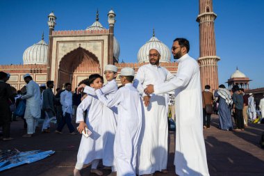 Müslümanlar, 31 Mart 2025 'te Yeni Delhi, Hindistan' da bulunan Jama Mescidi 'nde, bayram festivali vesilesiyle Jama Mescidi' nde namaz kıldıktan sonra kucaklaşıyorlar.. 