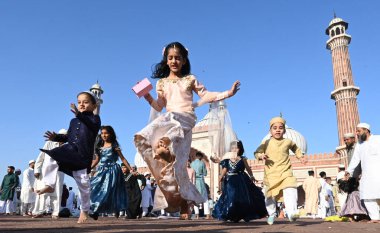 Müslümanlar, 31 Mart 2025 'te Hindistan' ın Yeni Delhi kentinde, Eski Delhi 'de, Kurban Bayramı vesilesiyle Jama Mescidi' nin dışında namaz kıldıktan sonra oyun oynarlar..