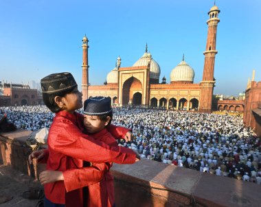 Müslümanlar, 31 Mart 2025 'te Yeni Delhi, Hindistan' da, Eski Delhi 'de, Kurban Bayramı vesilesiyle, Jama Mescidi' nin dışında namaz kılarlar.
