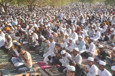 Müslümanlar, 31 Mart 2025 'te Hindistan' ın Ghaziabad kentinde, Dasna Shahi Eidgah sahasında, Ramazan ayı bitiminde, Kurban Bayramı namazı kılıyor.