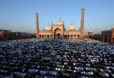 Müslümanlar, 31 Mart 2025 'te Yeni Delhi, Hindistan' da, Eski Delhi 'de, Kurban Bayramı vesilesiyle, Jama Mescidi' nin dışında namaz kılarlar.
