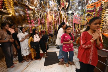 NEW DELHI, INDIA - 31 Mart 2025 tarihinde, Yeni Delhi, Hindistan 'da, Guffa Wala Tapınağı Preet Vihar' da Chaitra Navratri festivalinin ikinci gününde ibadet edenler. (Fotoğraf: Sonu Mehta / Hindustan Times)