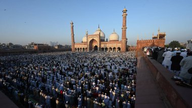 Müslümanlar, 31 Mart 2025 'te Yeni Delhi, Hindistan' da, Eski Delhi 'de, Kurban Bayramı vesilesiyle, Jama Mescidi' nin dışında namaz kılarlar.