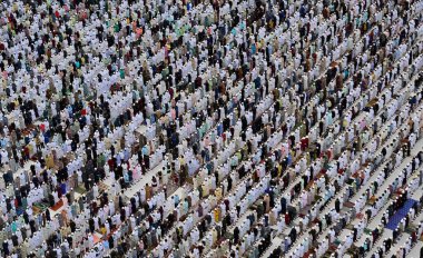 MUMBAI, INDIA - 31 Mart 2025: Müslümanların taraftarları Namaaz 'ı Ramazan bayramında YMCA sahasında, Bombay Central' da 31 Mart 2025 tarihinde Hindistan 'da teklif ettiler. Fotoğraf: Anshuman Poyrekar / Hindustan Times )