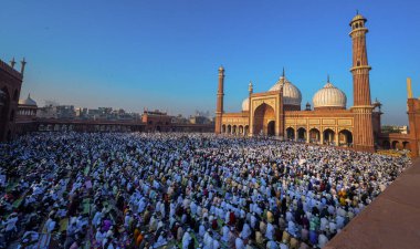 İnsanlar, 31 Mart 2025 'te Hindistan' ın Yeni Delhi kentindeki Jama Mescidi 'nde düzenlenen Kurban Bayramı festivali vesilesiyle' namaz 'diyor.. 