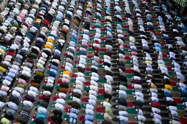 Müslümanlar, 31 Mart 2025 'te Hindistan' ın Noida kentinde 8. Sektör Jama Mescidi 'nde Kurban Bayramı dolayısıyla namaz kılarlar. Tüm dünyadaki Müslümanlar kutsal Ramazan ayı olarak bayram ruhuna bürünüyor.