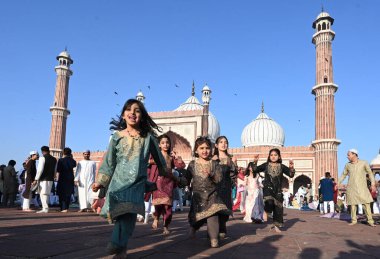 Müslümanlar, 31 Mart 2025 'te Hindistan' ın Yeni Delhi kentinde, Eski Delhi 'de, Kurban Bayramı vesilesiyle Jama Mescidi' nin dışında namaz kıldıktan sonra oyun oynarlar..
