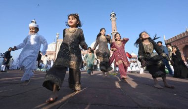 Müslümanlar, 31 Mart 2025 'te Hindistan' ın Yeni Delhi kentinde, Eski Delhi 'de, Kurban Bayramı vesilesiyle Jama Mescidi' nin dışında namaz kıldıktan sonra oyun oynarlar..