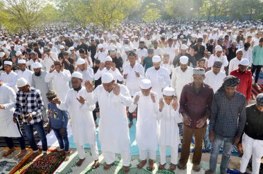 Müslümanlar, 31 Mart 2025 'te Hindistan' ın Ghaziabad kentinde, Dasna Shahi Eidgah sahasında, Ramazan ayı bitiminde, Kurban Bayramı namazı kılıyor.
