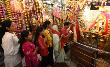 NEW DELHI, INDIA - 31 Mart 2025 tarihinde, Yeni Delhi, Hindistan 'da, Guffa Wala Tapınağı Preet Vihar' da Chaitra Navratri festivalinin ikinci gününde ibadet edenler. (Fotoğraf: Sonu Mehta / Hindustan Times)