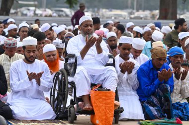 KOLKATA, INDIA - 31 Mart 2025 'te Hindistan' ın Kalküta kentinde düzenlenen Kızıl Yol 'da Ramazan ayının sona ermesi münasebetiyle, fiziksel engelli bir Müslüman ibadeti özel bir sabah namazı (namaz) sundu.. 