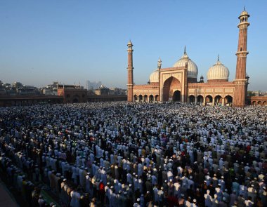 Müslümanlar, 31 Mart 2025 'te Yeni Delhi, Hindistan' da, Eski Delhi 'de, Kurban Bayramı vesilesiyle, Jama Mescidi' nin dışında namaz kılarlar.