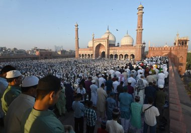 Müslümanlar, 31 Mart 2025 'te Yeni Delhi, Hindistan' da, Eski Delhi 'de, Kurban Bayramı vesilesiyle, Jama Mescidi' nin dışında namaz kılarlar.