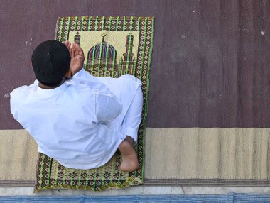 Müslümanlar, 31 Mart 2025 'te Hindistan' ın Noida kentinde 8. Sektör Jama Mescidi 'nde Kurban Bayramı dolayısıyla namaz kılarlar. Tüm dünyadaki Müslümanlar kutsal Ramazan ayı olarak bayram ruhuna bürünüyor.