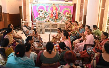 NEW DELHI, INDIA - 31 Mart 2025: Yeni Delhi, Hindistan 'da 31 Mart 2025 tarihinde, Guffa Wala Tapınağı Preet Vihar' da Chaitra Navratri festivalinin ikinci gününde kirtan duaları sunan dindarlar. (Fotoğraf: Sonu Mehta / Hindustan Times)