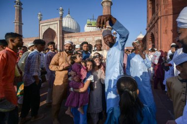 Müslümanlar, 31 Mart 2025 'te Yeni Delhi, Hindistan' da bulunan Jama Mescidi 'nde, bayram festivali vesilesiyle Jama Mescidi' nde namaz kıldıktan sonra kucaklaşıyorlar.. 