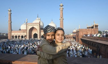 Müslümanlar, 31 Mart 2025 'te Yeni Delhi, Hindistan' da, Eski Delhi 'de, Kurban Bayramı vesilesiyle, Jama Mescidi' nin dışında namaz kılarlar.