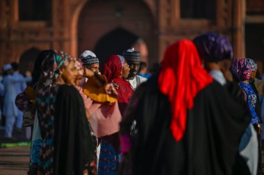 Müslümanlar, 31 Mart 2025 'te Yeni Delhi, Hindistan' da bulunan Jama Mescidi 'nde, bayram festivali vesilesiyle Jama Mescidi' nde namaz kıldıktan sonra kucaklaşıyorlar.. 