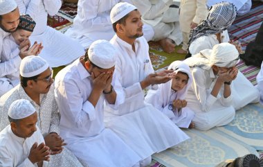 İnsanlar, 31 Mart 2025 'te Hindistan' ın Yeni Delhi kentindeki Jama Mescidi 'nde düzenlenen Kurban Bayramı festivali vesilesiyle' namaz 'diyor.. 