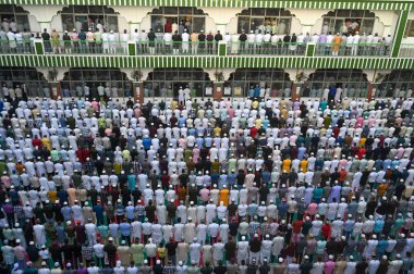 Müslümanlar, 31 Mart 2025 'te Hindistan' ın Noida kentinde 8. Sektör Jama Mescidi 'nde Kurban Bayramı dolayısıyla namaz kılarlar. Tüm dünyadaki Müslümanlar kutsal Ramazan ayı olarak bayram ruhuna bürünüyor.