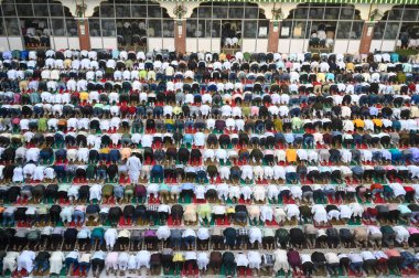 Müslümanlar, 31 Mart 2025 'te Hindistan' ın Noida kentinde 8. Sektör Jama Mescidi 'nde Kurban Bayramı dolayısıyla namaz kılarlar. Tüm dünyadaki Müslümanlar kutsal Ramazan ayı olarak bayram ruhuna bürünüyor.