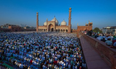 İnsanlar, 31 Mart 2025 'te Hindistan' ın Yeni Delhi kentindeki Jama Mescidi 'nde düzenlenen Kurban Bayramı festivali vesilesiyle' namaz 'diyor.. 