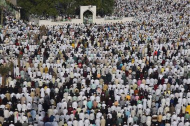 GHAZIABAD, INDIA - 31 Mart 2025: Müslümanlar, 31 Mart 2025 'te Hindistan' ın Gaziabad kentinde, Dasna Shahi Eidgah sahasında Ramazan ayı bitimine işaret eden Kurban ibadeti sundular..