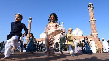 Müslümanlar, 31 Mart 2025 'te Hindistan' ın Yeni Delhi kentinde, Eski Delhi 'de, Kurban Bayramı vesilesiyle Jama Mescidi' nin dışında namaz kıldıktan sonra oyun oynarlar..