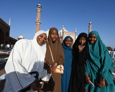 Müslümanlar, 31 Mart 2025 'te Yeni Delhi, Hindistan' da, Eski Delhi 'de, Kurban Bayramı vesilesiyle, Jama Mescidi' nin dışında namaz kılarlar.