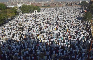 GHAZIABAD, INDIA - 31 Mart 2025: Müslümanlar, 31 Mart 2025 'te Hindistan' ın Gaziabad kentinde, Dasna Shahi Eidgah sahasında Ramazan ayı bitimine işaret eden Kurban ibadeti sundular..