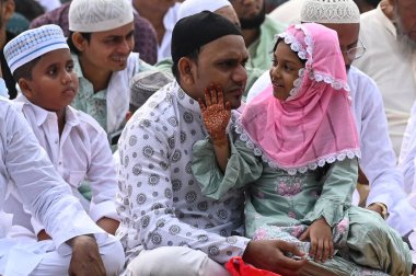 KOLKATA, INDIA - 31 Mart 2025 'te Kızıl Yol' da Ramazan ayının sona ermesi münasebetiyle özel sabah namazı (namaz) öncesinde mehndi (heena) ile genç bir kız 