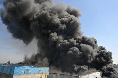 GREATER NOIDA, INDIA - 31 Mart 2025: Ecotech-3 'teki Habibpur bölgesinde plastik soğutucu imalatında yer alan bir fabrikada büyük bir yangın patlak verdi.. 