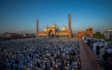 İnsanlar, 31 Mart 2025 'te Hindistan' ın Yeni Delhi kentindeki Jama Mescidi 'nde düzenlenen Kurban Bayramı festivali vesilesiyle' namaz 'diyor.. 