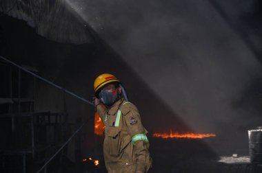 GREATER NOIDA, INDIA - 31 Mart 2025: Ecotech-3 'teki Habibpur bölgesinde plastik soğutucu imalatında yer alan bir fabrikada büyük bir yangın patlak verdi.. 