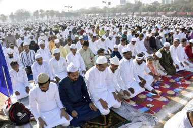 PATNA, INDIA - 31 Mart 2025 'te Hindistan' ın Patna kentinde, Gandhi Meydanı 'nda Kurban Ul-Fitr münasebetiyle Namaz' ı sunan Müslümanlar. 