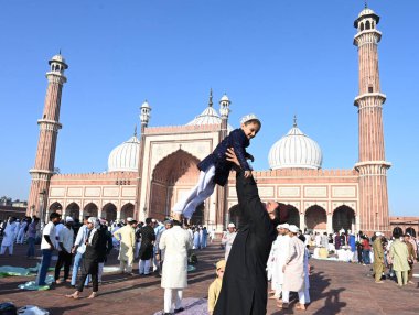 Müslümanlar, 31 Mart 2025 'te Hindistan' ın Yeni Delhi kentinde, Eski Delhi 'de, Kurban Bayramı vesilesiyle Jama Mescidi' nin dışında namaz kıldıktan sonra oyun oynarlar..