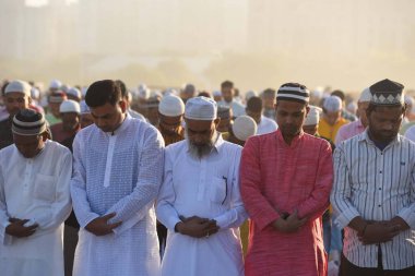 GURUGRAM, INDIA - 31 Mart 2025: Müslümanlar, 31 Mart 2025 'te Hindistan' ın Gurugram kentinde, Leisure Valley Park yakınlarında, 29. Dünyanın dört bir yanındaki Müslümanlar bayram ruhuna bürünüyor.. 