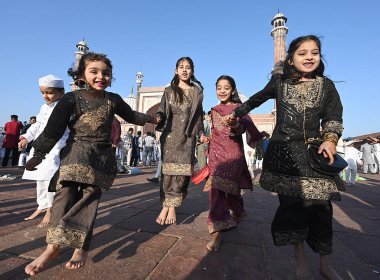 Müslümanlar, 31 Mart 2025 'te Hindistan' ın Yeni Delhi kentinde, Eski Delhi 'de, Kurban Bayramı vesilesiyle Jama Mescidi' nin dışında namaz kıldıktan sonra oyun oynarlar..