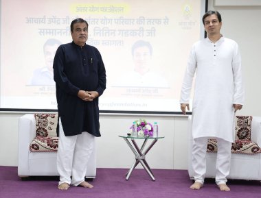 MUMBAI, INDIA - 31 Mart 2025: Antar Yog Gurukul 'da ruhani Guru Shri Acharya Upendra tarafından Guru Gita' yı yorumlar ile yola çıkardı.