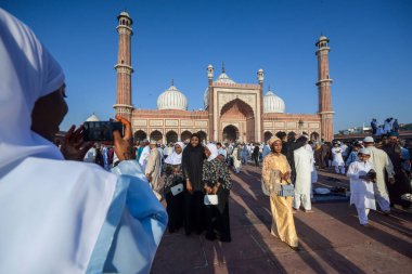 Müslümanlar, 31 Mart 2025 'te Yeni Delhi, Hindistan' da bulunan Jama Mescidi 'nde, bayram festivali vesilesiyle Jama Mescidi' nde namaz kıldıktan sonra kucaklaşıyorlar.. 