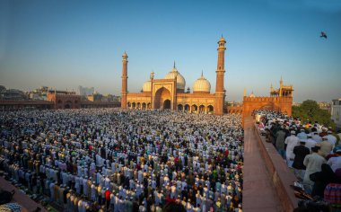 İnsanlar, 31 Mart 2025 'te Hindistan' ın Yeni Delhi kentindeki Jama Mescidi 'nde düzenlenen Kurban Bayramı festivali vesilesiyle' namaz 'diyor.. 