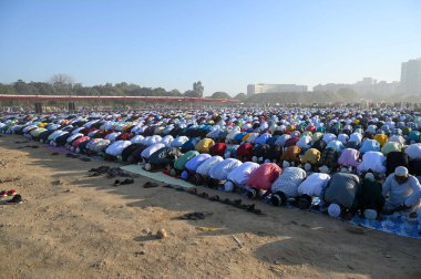 GURUGRAM, INDIA - 31 Mart 2025: Müslümanlar, 31 Mart 2025 'te Hindistan' ın Gurugram kentinde, Leisure Valley Park yakınlarında, 29. Dünyanın dört bir yanındaki Müslümanlar bayram ruhuna bürünüyor.. 