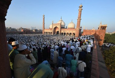 Müslümanlar, 31 Mart 2025 'te Yeni Delhi, Hindistan' da, Eski Delhi 'de, Kurban Bayramı vesilesiyle, Jama Mescidi' nin dışında namaz kılarlar.