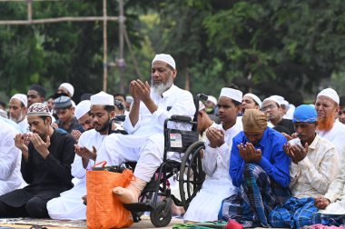 KOLKATA, INDIA - 31 Mart 2025 'te Hindistan' ın Kalküta kentinde düzenlenen Kızıl Yol 'da Ramazan ayının sona ermesi münasebetiyle, fiziksel engelli bir Müslüman ibadeti özel bir sabah namazı (namaz) sundu.. 