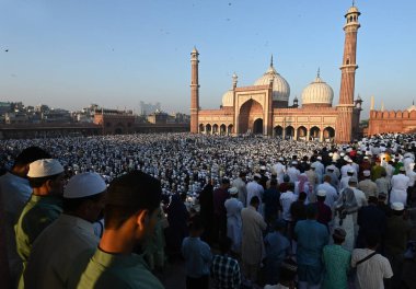 Müslümanlar, 31 Mart 2025 'te Yeni Delhi, Hindistan' da, Eski Delhi 'de, Kurban Bayramı vesilesiyle, Jama Mescidi' nin dışında namaz kılarlar.