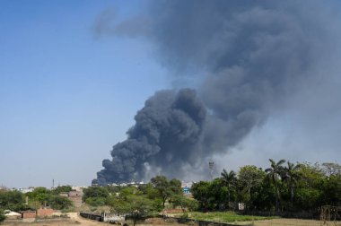 GREATER NOIDA, INDIA - 31 Mart 2025: Ecotech-3 'teki Habibpur bölgesinde plastik soğutucu imalatında yer alan bir fabrikada büyük bir yangın patlak verdi.. 