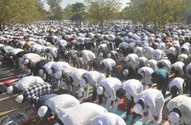 Müslümanlar, 31 Mart 2025 'te Hindistan' ın Ghaziabad kentinde, Dasna Shahi Eidgah sahasında, Ramazan ayı bitiminde, Kurban Bayramı namazı kılıyor.