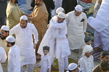 Müslümanlar, 31 Mart 2025 'te Yeni Delhi, Hindistan' da bulunan Jama Mescidi 'nde, bayram festivali vesilesiyle Jama Mescidi' nde namaz kıldıktan sonra kucaklaşıyorlar.. 