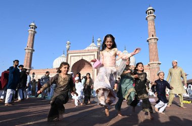 Müslümanlar, 31 Mart 2025 'te Hindistan' ın Yeni Delhi kentinde, Eski Delhi 'de, Kurban Bayramı vesilesiyle Jama Mescidi' nin dışında namaz kıldıktan sonra oyun oynarlar..